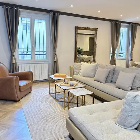 Luxury Family Getaway Near Place Vendome Apartment Paris