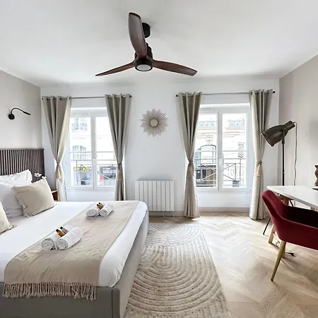 Luxury Family Getaway Near Place Vendome Apartment Paris