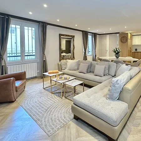 Luxury Family Getaway Near Place Vendome Apartment Paris